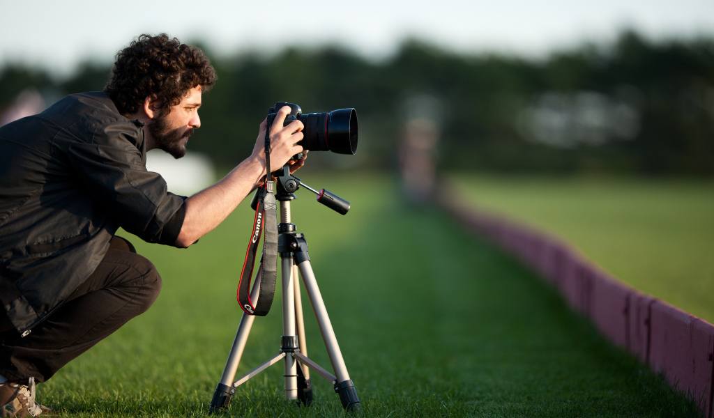 Мужчина делает фотоснимок