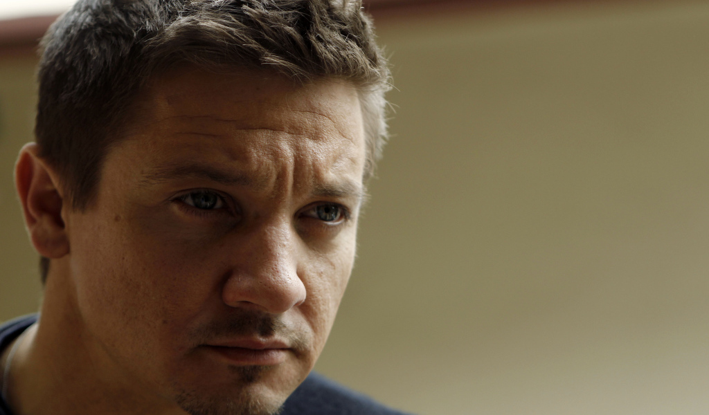 Джереми Реннер актер