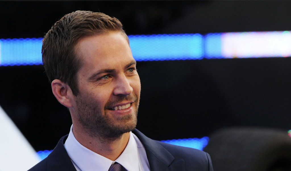 Актер Пол Уокер улыбается