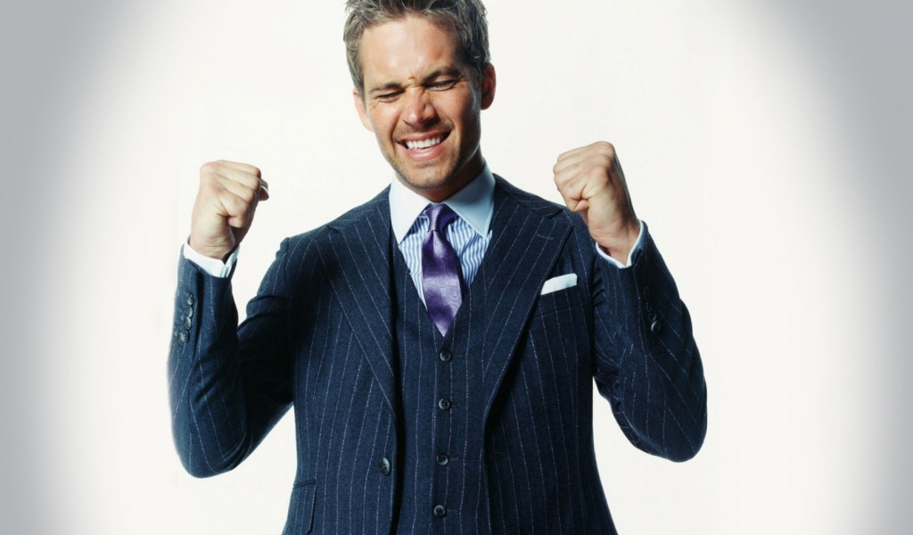 Известный актер Пол Уокер в красивом костюме