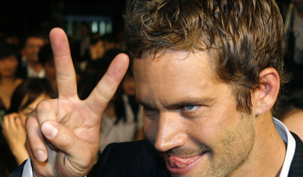 Известный актер Пол Уокер со знаком мира