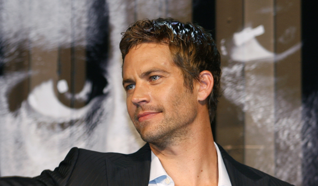 Известный Актер Пол Уокер в костюме