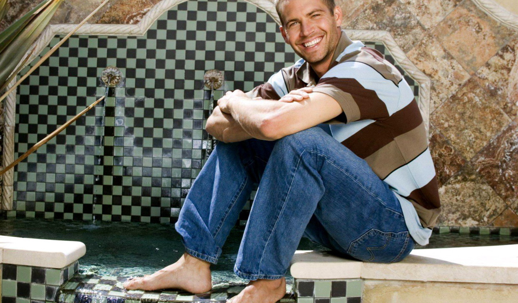 Известный актер из фильма Форсаж Пол Уокер рядом с бассейном