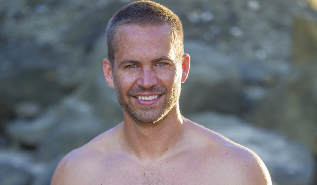 Известный актер из фильма Форсаж Пол Уокер около водопада