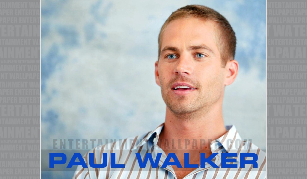  Известный актер из фильма Форсаж Пол Уокер на фоне неба