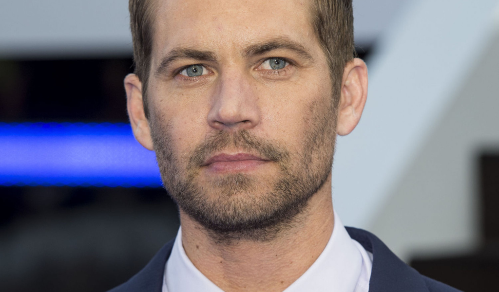 Пол Уокер в синем костюме