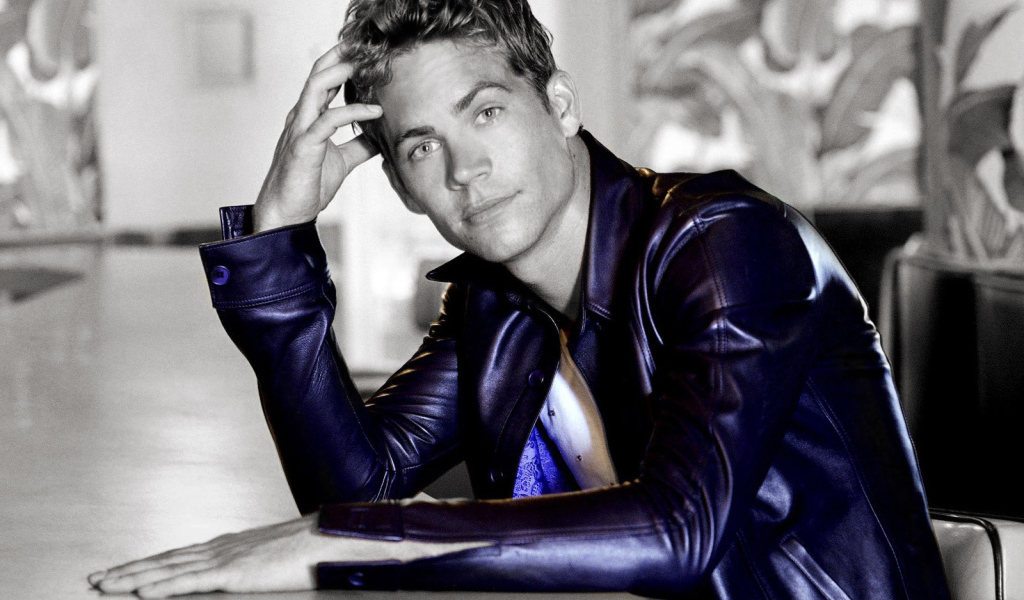 Пол Уокер в фиолетовой куртке