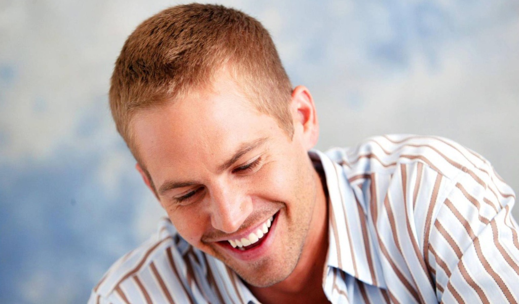  Пол Уокер с красивой улыбкой