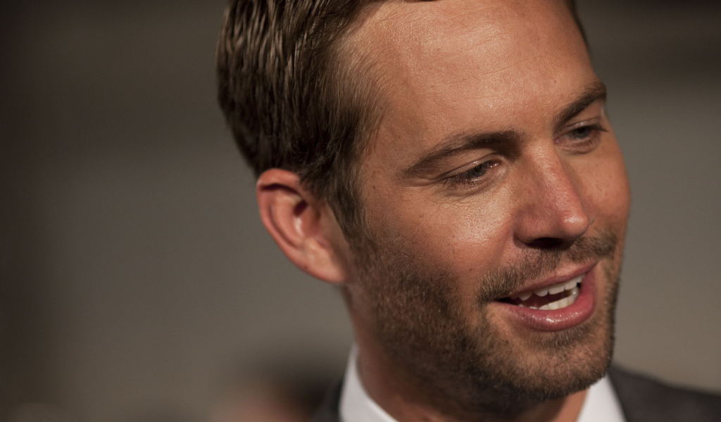 Пол Уокер поет песню