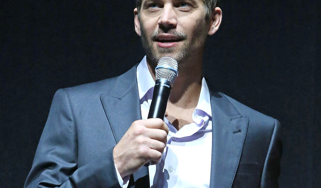 Пол Уокер говорит в микрофон