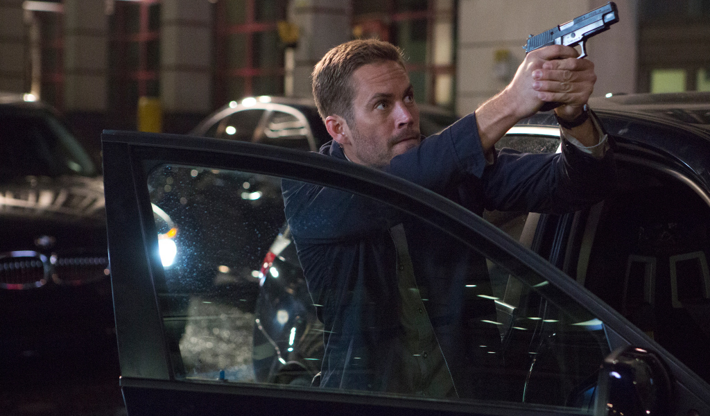 Пол Уокер с пистолетом