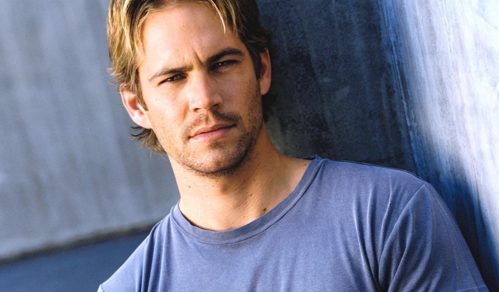 Знаменитый актер Пол Уокер в синей футболке