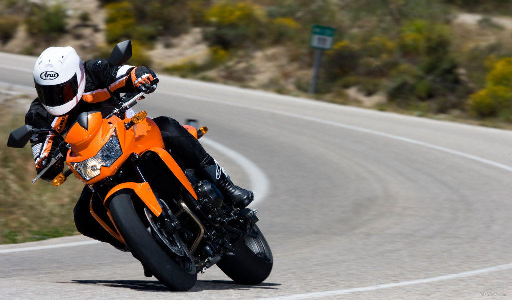 Мотоцикл Z750 на шоссе