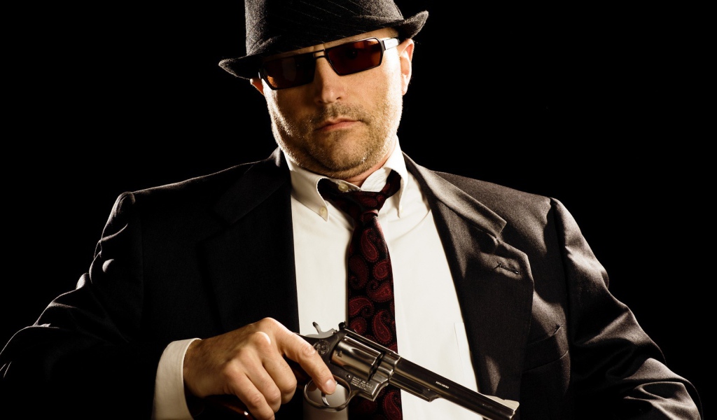 Гангстер с револьвером