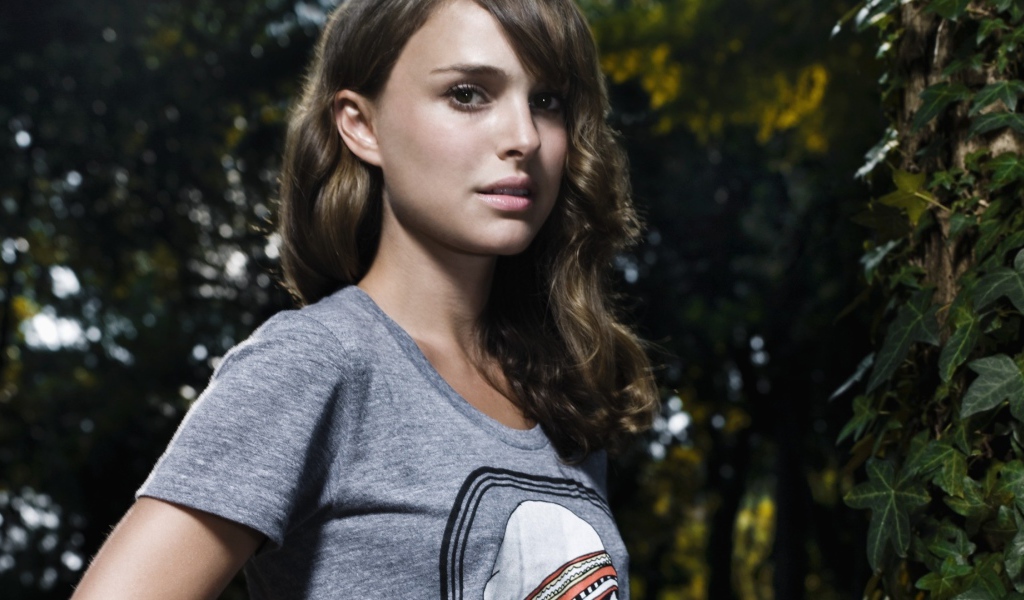 Натали Портман в футболке