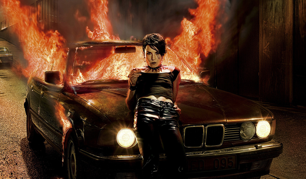 Девушка у горящей машины