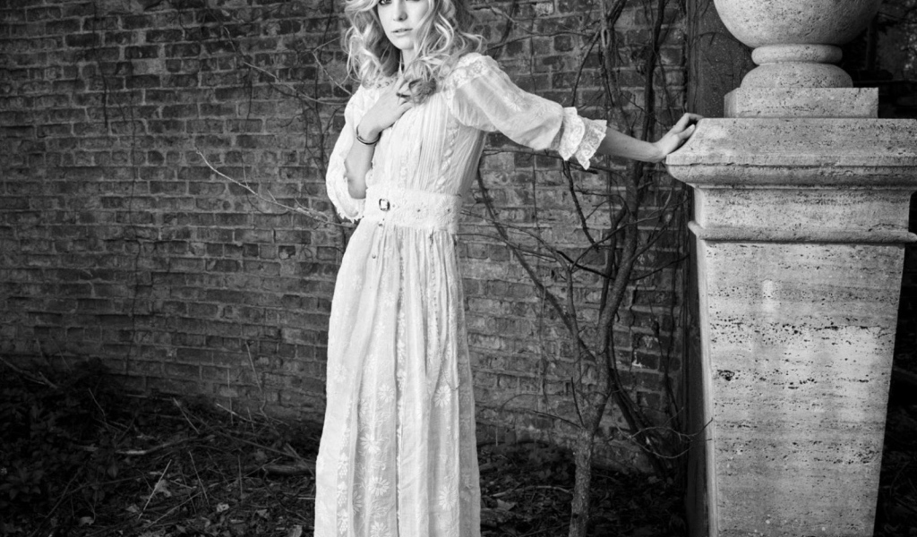 Актриса в белом платье