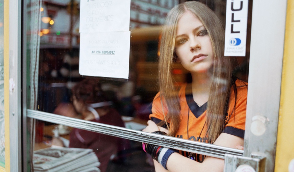 Девушка смотрит в окно