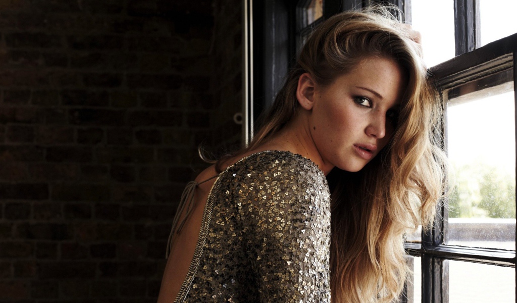 Дженифер у окна