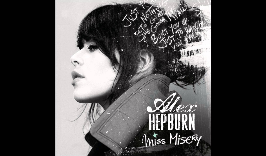 Alex Hepburn на черно-белом фоне