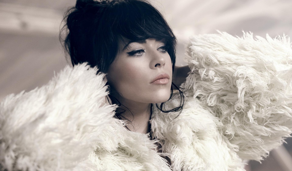 Alex Hepburn в белой шубке