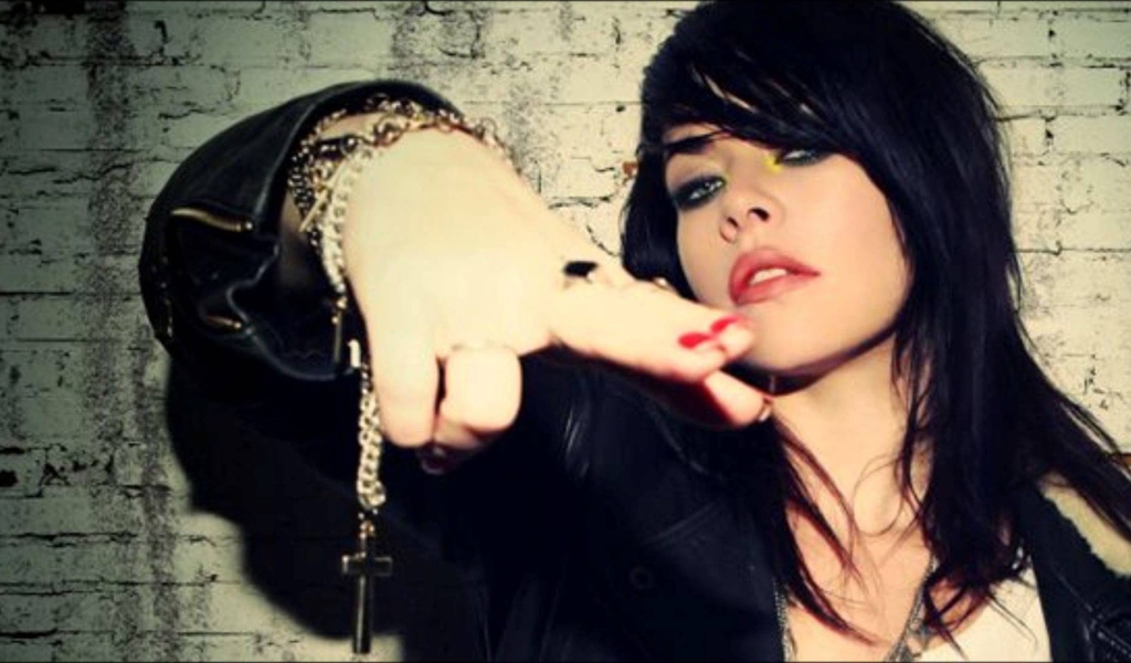 Alex Hepburn на фоне стены