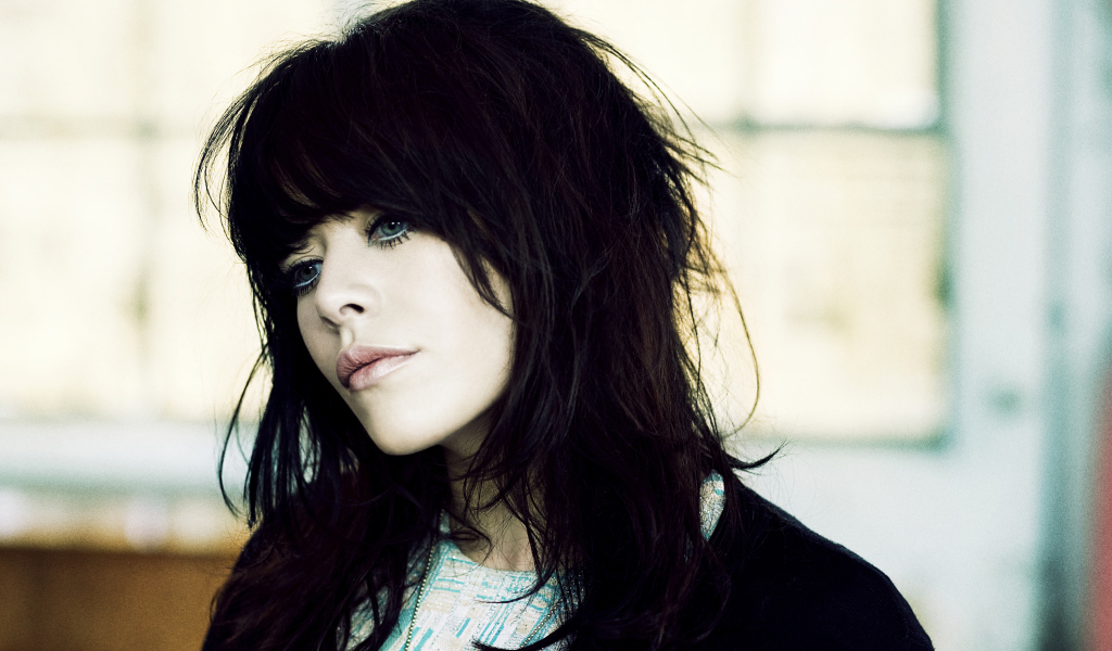 Alex Hepburn задумчивая