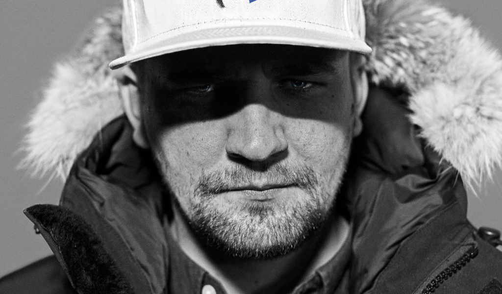 Баста в белой шапочке