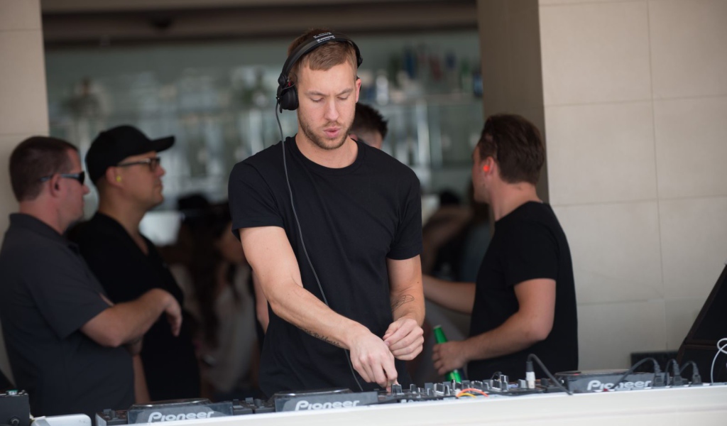 Calvin Harris в наушниках