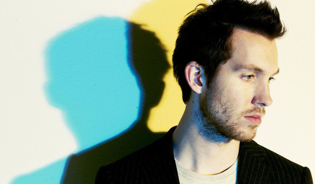 Calvin Harris на фоне цветных теней