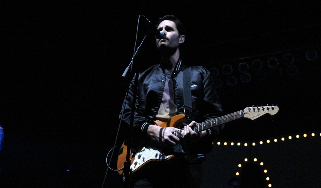 Фронтмен Capital Cities поет