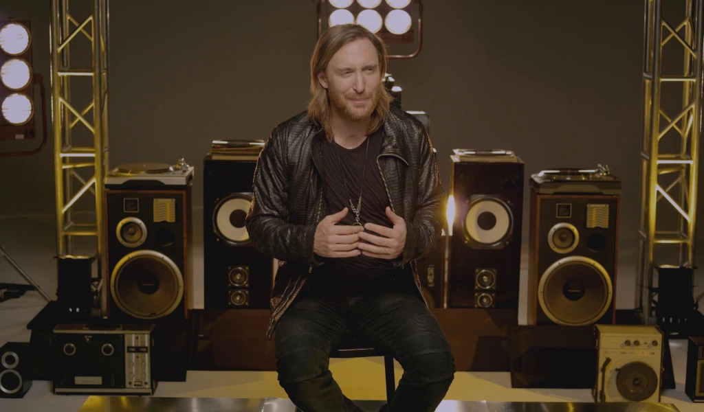 David Guetta около аппаратуры