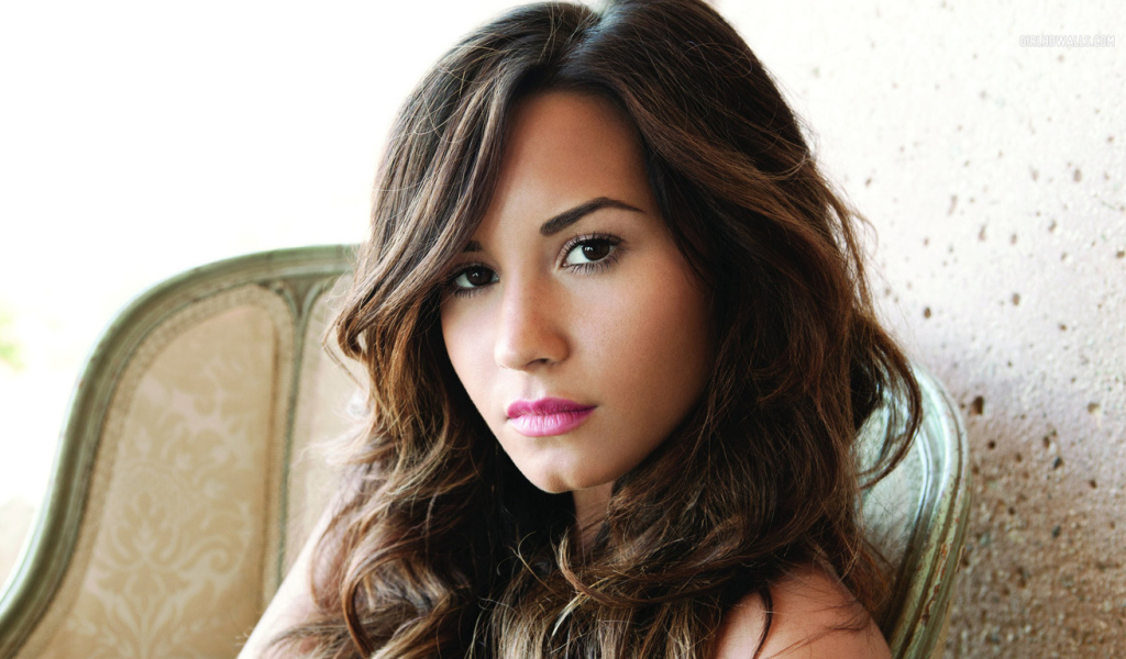 Demi Lovato в кресле