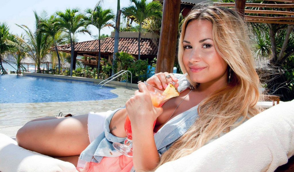 Demi Lovato на пляже