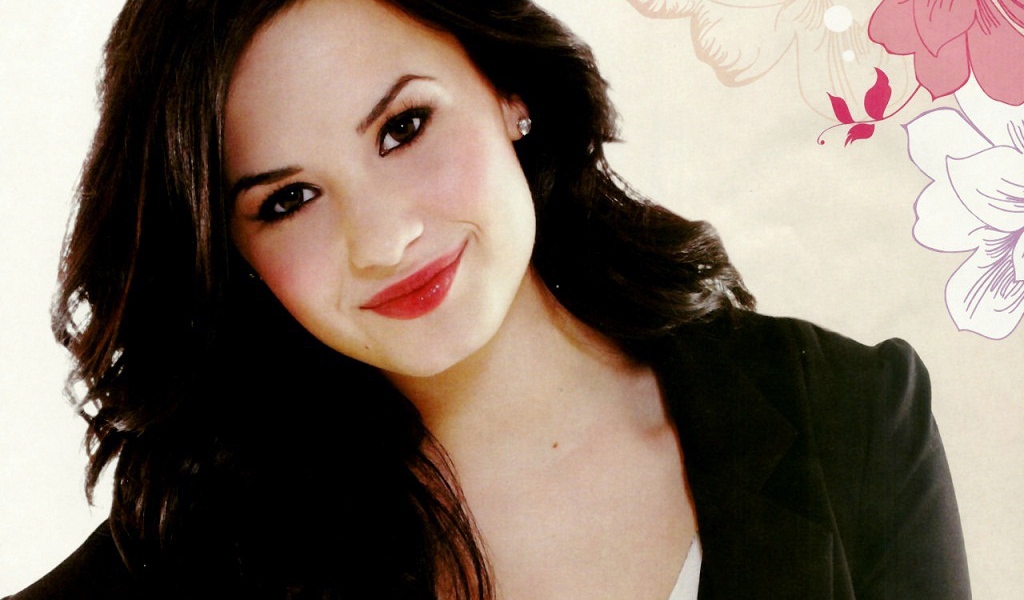 Demi Lovato на фоне цветов