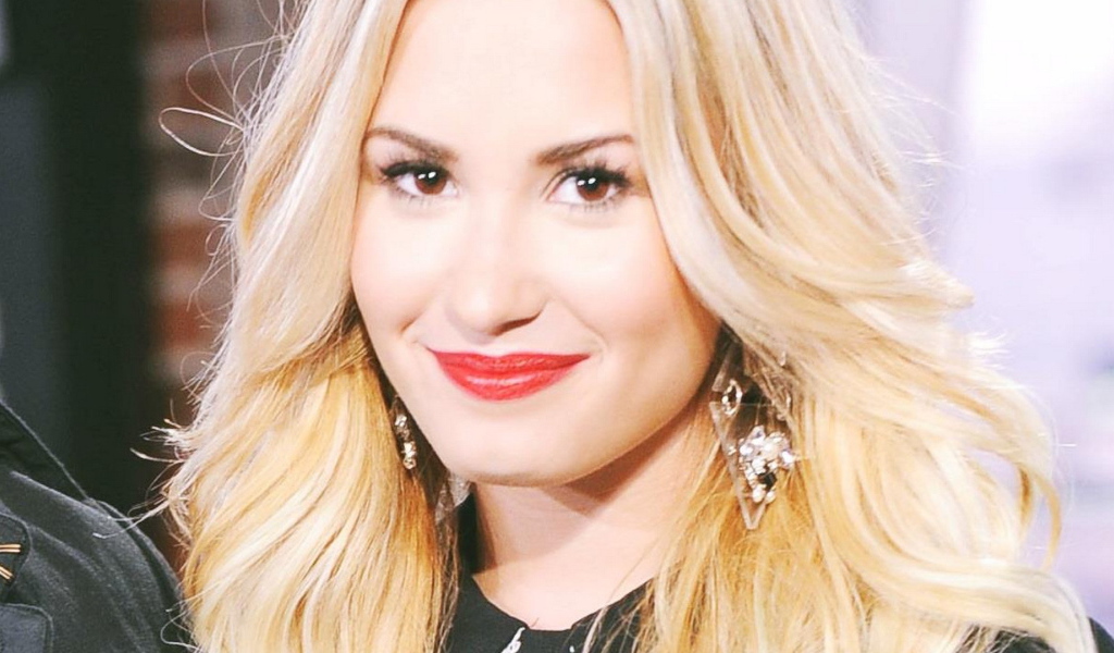 Demi Lovato улыбается