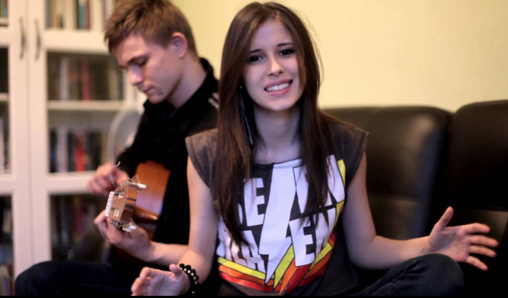 Эльвира Т поет под гитару