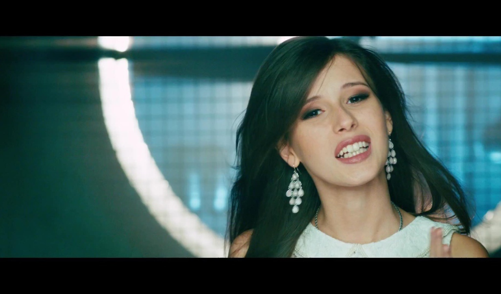 Эльвира Т улыбается