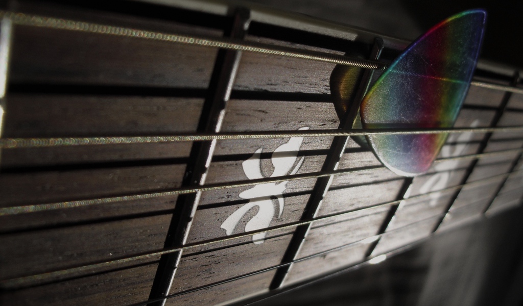 Гриф гитары с медиатором