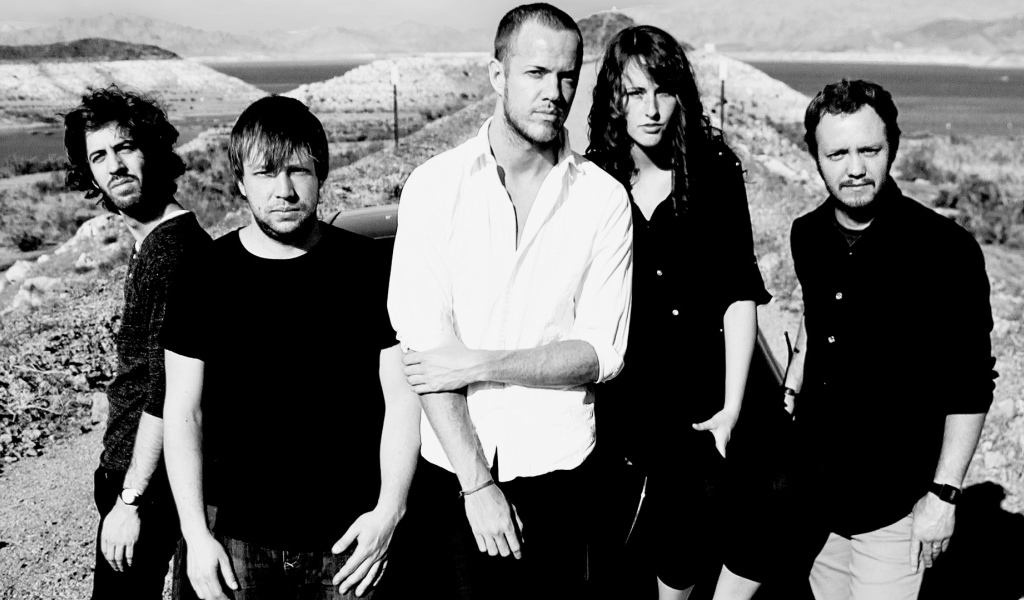 себе дракона: вся группа в пустыне