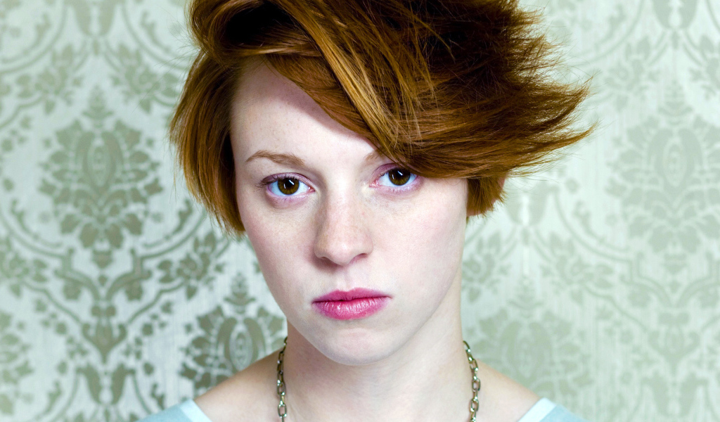 La Roux в зеленом фоне