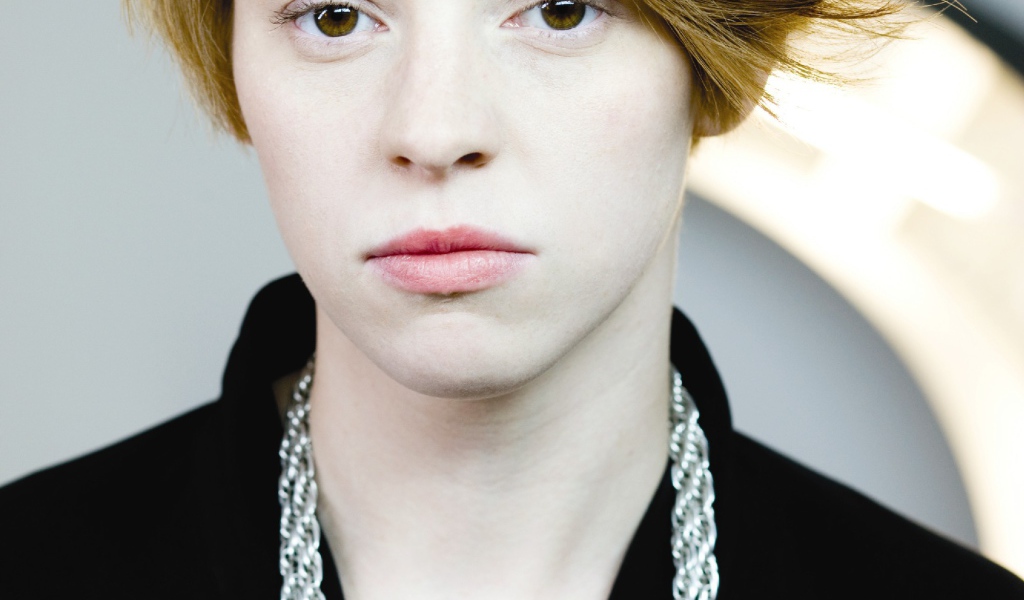 La Roux в серебряной цепочке