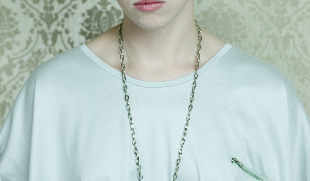 La Roux в белой футболке