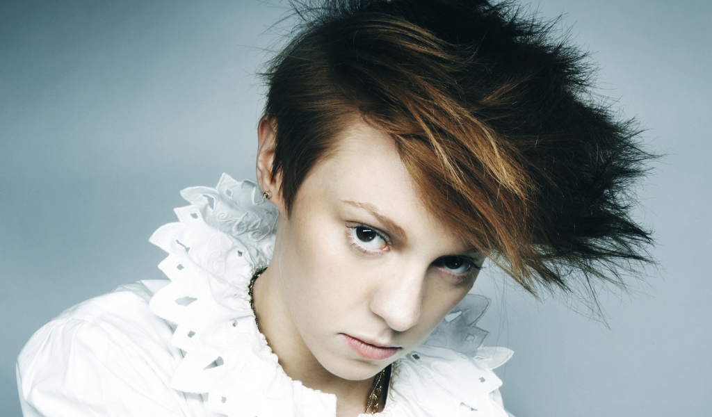 La Roux в белой рубашке