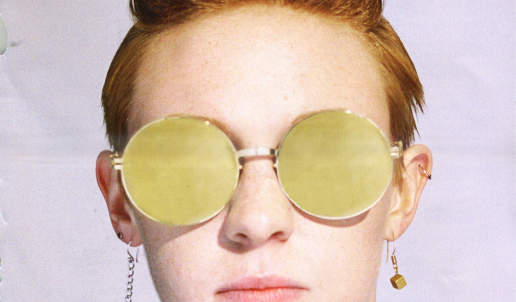 La Roux в желтых очках