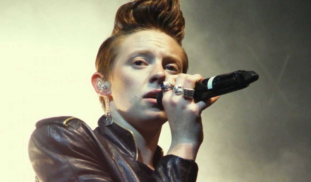 La Roux поет свои песни