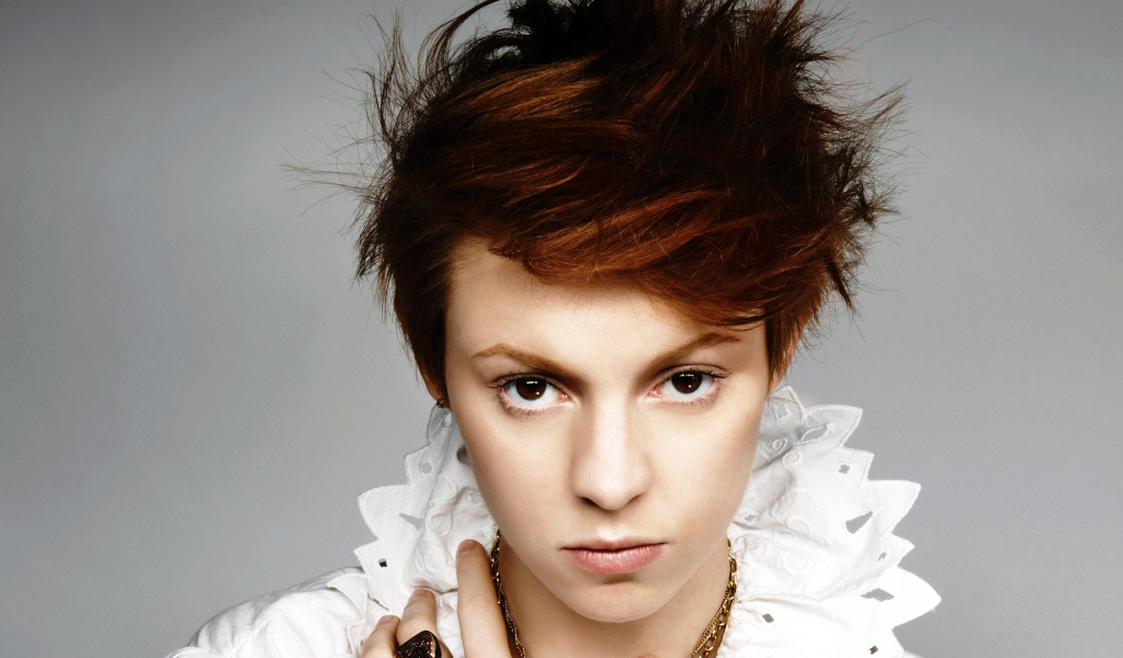La Roux сердитый взгляд