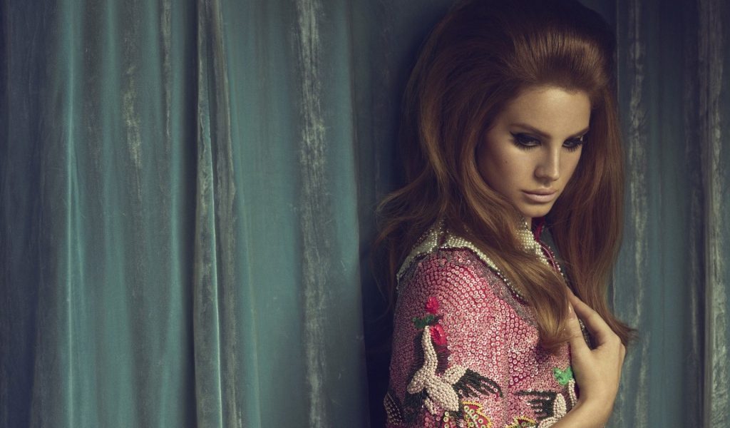 Lana Del Rey в розовом свитере