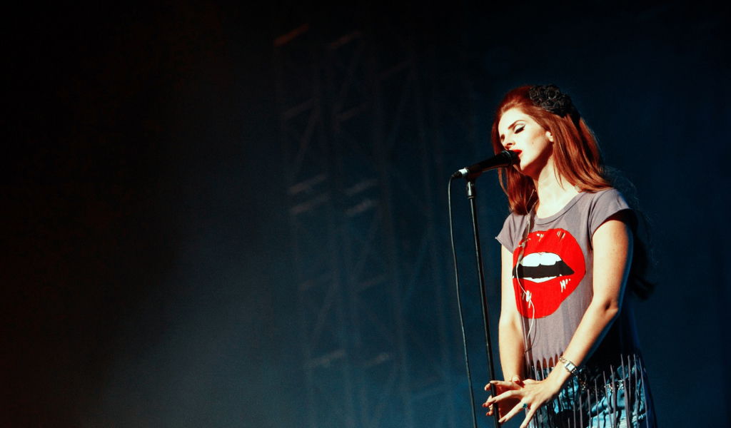 Lana Del Rey поет новую песню