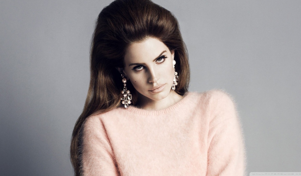 Lana Del Rey прекрасный розовый свитер